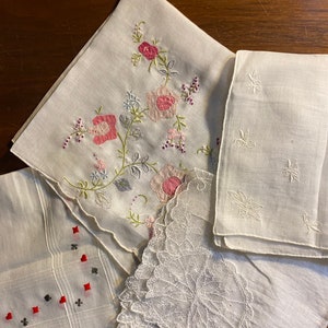 Elija un pañuelo vintage - algodón blanco 1) trajes de cartas 2) motivo de encaje 3) abejorro 4) flores bordadas -
