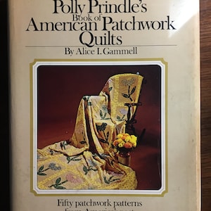 Puede incluir: Portada de libro con una colcha de retazos amarilla y verde drapeada sobre una silla de madera. El título es "Polly Prindle's Book of American Patchwork Quilts" por Alice I. Gammell. El subtítulo es "Fifty patchwork patterns from America's past".