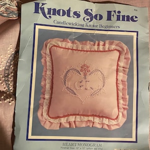 CANDLEWICKING Bordado &quot;Heart Monogram&quot; PILLOW (10&quot; x 10&quot;) Kit - Knots So Fine - Kit de costura - Leisure Arts 808 - 1983 - Pink French Knots