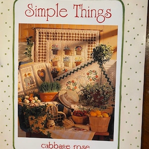 Puede incluir: Un libro de patrones de acolchado con una cubierta de lunares verdes y blancos. El título es "Simple Things" y el patrón se llama "Cabbage Rose". La cubierta presenta una foto de un acolchado con un diseño floral y una naturaleza muerta de temática campestre.