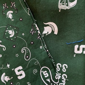 A Small Bit University fabric 2 pièces 8 » x 28 » & 13 » x 32 » - Michigan State Spartan Helmet White on Green Background