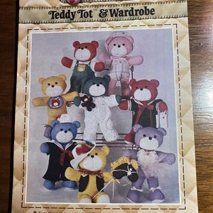 Może przedstawiać: Wzór do szycia zatytułowany "Teddy Tot & Wardrobe" z ilustracjami pluszowych misiów w różnych strojach. Wzór zawiera misia o wielkości 38 cm i osiem strojów. Tekst wspomina również "The Sewer's Version of Snoopy & His Wardrobe."