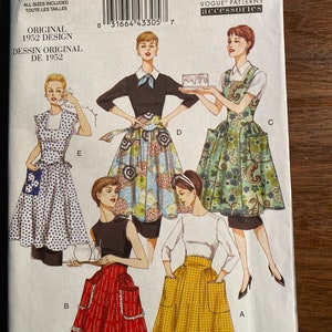 Könnte beinhalten: Vintage-Schnittmuster für vier verschiedene Schürzenmodelle. Das Schnittmuster stammt von Vogue Patterns und ist für die Größen klein, mittel und groß. Die Schürzen sind alle in verschiedenen Farben und Mustern gehalten, darunter Punkte, Blumenmuster und Streifen. Das Schnittmuster enthält Anleitungen zum Nähen der Schürzen.