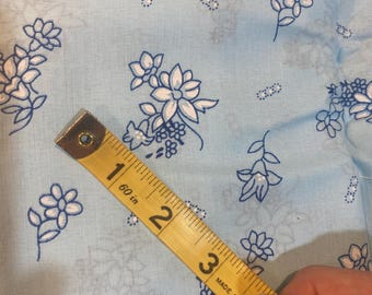 Dibujo de flores - Azul/Blanco - Fondo azul con flores - 91 x 112 cm de ancho