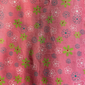 Ein kleines Stück Stoff rosa Hintergrund mit kleinen grün / weißen Blumen - 12 &quot;x 37&quot; - 1/2 yard - Flower Power