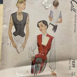 Könnte beinhalten: Vintage-Schnittmuster für eine Damenweste. Das Schnittmuster ist von McCall's und hat die Größe 14, Brustumfang 81-89 cm. Das Schnittmuster zeigt drei verschiedene Stile von Westen, eine mit einer weißen Bluse, eine mit einer roten Bluse und eine mit einer schwarzen Bluse.