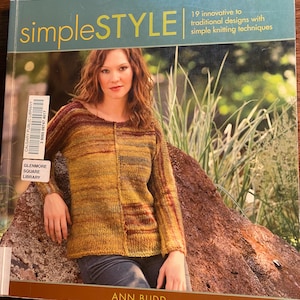 Puede incluir: Un libro titulado "simpleSTYLE" con una mujer que lleva un suéter de punto colorido en la portada. La portada del libro también incluye el texto "19 diseños innovadores a tradicionales con técnicas de tejido simples".