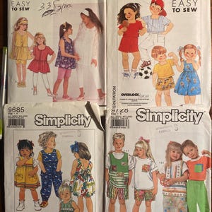 Puede incluir: Cuatro patrones de costura Simplicity para ropa de niños. Los patrones son para las tallas 7-14, A y 128. Los patrones presentan ilustraciones de niños vistiendo la ropa. Los patrones se titulan "Fácil de coser".