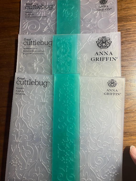 Anna Griffin Circuit Cuttlebug Embossing Folder Pick: Foundry