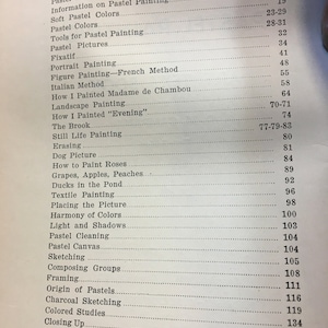 K&ouml;nnte beinhalten: Ein schwarz-wei&szlig;es Buch mit dem Titel "Pastel Painting" und einem Inhaltsverzeichnis, das verschiedene Techniken und Themen im Zusammenhang mit der Pastellkunst auflistet, darunter "Einf&uuml;hrung", "Die Natur von Pastell", "Pastellpapier", "Methode", "Pastellmalerei", "Informationen zur Pastellmalerei", "Weiche Pastellfarben", "Pastellfarben", "Werkzeuge f&uuml;r die Pastellmalerei", "Pastellbilder", "Fixativ", "Portr&auml;tmalerei", "Figurenmalerei - Franz&ouml;sische Methode", "Italienische Methode", "Wie ich Madame de Chambou malte", "Landschaftsmalerei", "Wie ich "Evening" malte", "Der Bach", "Stillebenmalerei", "Radierung", "Hundeportrait", "Wie man Rosen malt", "Trauben, &Auml;pfel, Pfirsiche", "Enten im Teich", "Textilmalerei", "Das Bild platzieren", "Harmonie der Farben", "Licht und Schatten", "Pastellreinigung", "Pastellleinwand", "Skizzieren", "Gruppen komponieren", "Rahmen", "Herkunft von Pastell", "Kohlezeichnung", "Farbige Studien", "Schlie&szlig;en", "Die zwei Schl&uuml;ssel", "Briefwechsel-Lektion", "Kniffe des Handwerks", und "Kunstpublikationen".