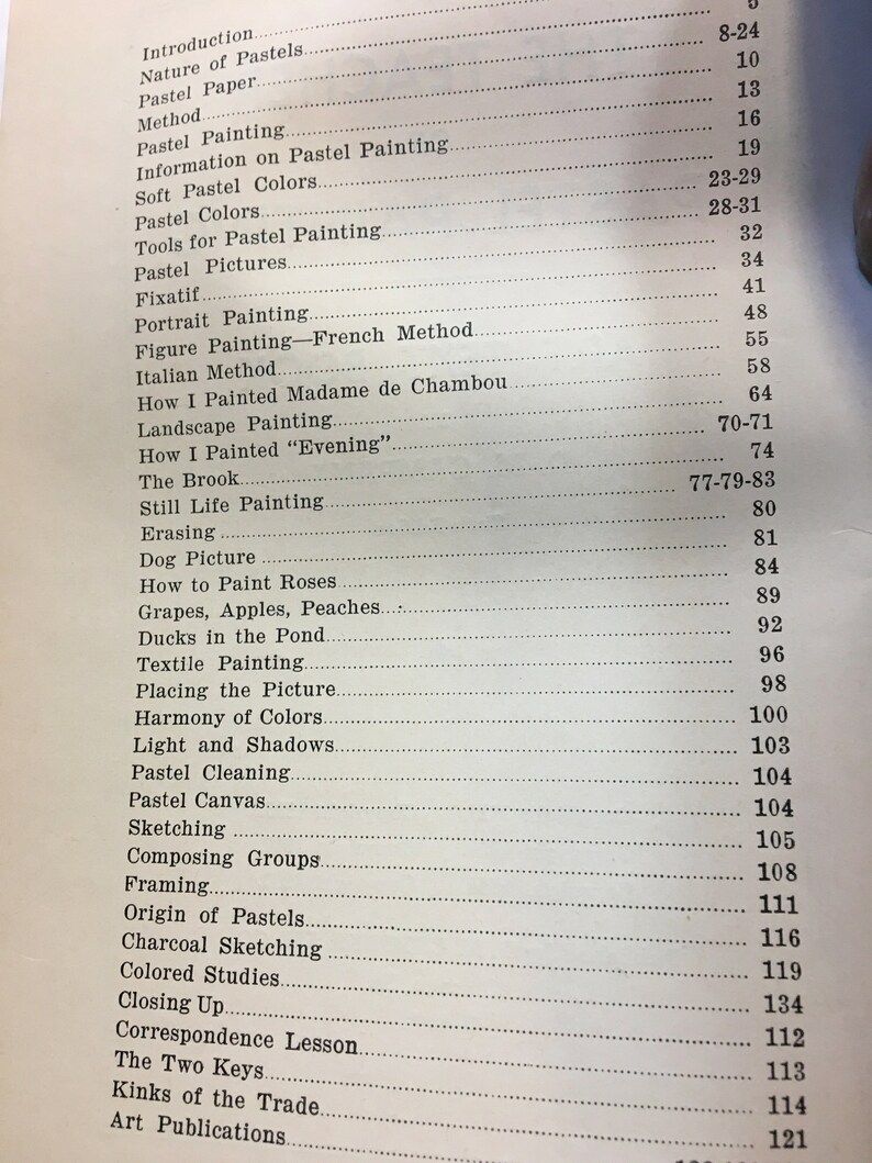 K&ouml;nnte beinhalten: Ein schwarz-wei&szlig;es Buch mit dem Titel "Pastel Painting" und einem Inhaltsverzeichnis, das verschiedene Techniken und Themen im Zusammenhang mit der Pastellkunst auflistet, darunter "Einf&uuml;hrung", "Die Natur von Pastell", "Pastellpapier", "Methode", "Pastellmalerei", "Informationen zur Pastellmalerei", "Weiche Pastellfarben", "Pastellfarben", "Werkzeuge f&uuml;r die Pastellmalerei", "Pastellbilder", "Fixativ", "Portr&auml;tmalerei", "Figurenmalerei - Franz&ouml;sische Methode", "Italienische Methode", "Wie ich Madame de Chambou malte", "Landschaftsmalerei", "Wie ich "Evening" malte", "Der Bach", "Stillebenmalerei", "Radierung", "Hundeportrait", "Wie man Rosen malt", "Trauben, &Auml;pfel, Pfirsiche", "Enten im Teich", "Textilmalerei", "Das Bild platzieren", "Harmonie der Farben", "Licht und Schatten", "Pastellreinigung", "Pastellleinwand", "Skizzieren", "Gruppen komponieren", "Rahmen", "Herkunft von Pastell", "Kohlezeichnung", "Farbige Studien", "Schlie&szlig;en", "Die zwei Schl&uuml;ssel", "Briefwechsel-Lektion", "Kniffe des Handwerks", und "Kunstpublikationen".