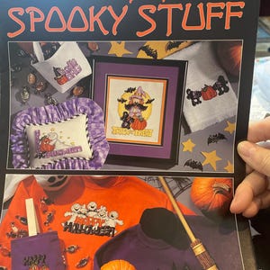Puede incluir: Un folleto titulado "Spooky Stuff" de Pat Olson, con patrones de punto de cruz con temática de Halloween. La portada muestra varios proyectos terminados, incluyendo un cuadro enmarcado, una almohada, una bolsa y sudaderas.