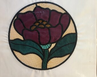 Maschine Appliquéd/bestickte Maroon/Wine Flower Quilt Block Piece 10 "Square White Background Maroon/Wine Flower-ain Glass Look