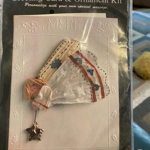 Kit per realizzare biglietti di auguri e ornamenti con angelo di Natale fai da te - Design Works - Paper Twist