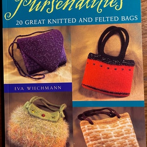 Puede incluir: La portada del libro "Pursenalidades" muestra 20 bolsos de punto y fieltro. La portada presenta cuatro diseños de bolsos diferentes en tonos morado, rojo y beige. El nombre de la autora, Eva Wiechmann, también es visible en la portada, sobre un fondo marrón.