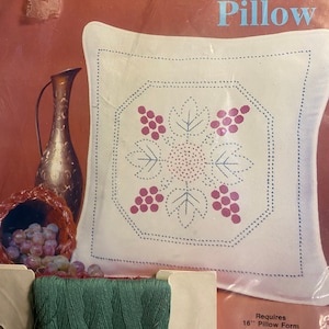 CANDLEWICKING Bordado &quot;Grapes of Wrath&quot; PILLOW (18&quot;) Kit - Colony Collection IV 41788 - Kit de costura - 1983 -
