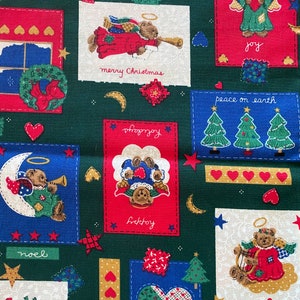 Nounours de Noël anges, tissu rouge/vert/blanc sur fond vert 27 x 44 po