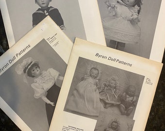 Peut inclure: Quatre patrons de couture de poupée vintage de Byron Doll Patterns. Les patrons comprennent des instructions pour la réalisation d'une poupée de mode de 43 cm, d'une poupée bébé de 25 cm et d'une poupée bébé de 15 cm. Les patrons sont imprimés sur du papier blanc avec des illustrations en noir et blanc.