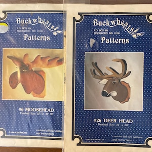 Puede incluir: Dos paquetes de patrones de manualidades vintage. Uno presenta una cabeza de alce con un tamaño final de 56 cm de profundidad y 81 cm de ancho. El otro es una cabeza de ciervo de 53 cm x 51 cm. Ambos paquetes son de Buckwheats.