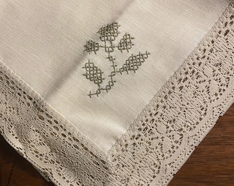 Vintage  CLOTH LINEN Table NAPKIN Set of 4 - 17" x 17" Off-White with Beige Lace Edge - Embroidered Flower in the Corner
