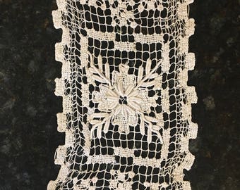 Capa de mesa retangular vintage de renda de filé, 11 "x 6", esbranquiçado com flor central (crochê)