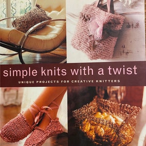 Puede incluir: Portada de libro con el título "simple knits with a twist" y el subtítulo "UNIQUE PROJECTS FOR CREATIVE KNITTERS". La portada presenta cuatro imágenes de artículos tejidos: una almohada, una bolsa, zapatillas y una cesta.