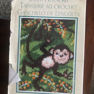 Può includere: Kit di uncinetto WonderArt con una scimmia che si dondola in una scena di giungla. Il kit include istruzioni e filato per creare un arazzo di 38 cm x 51 cm.