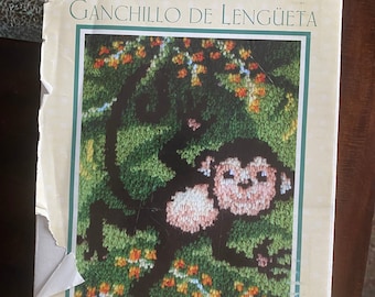 Swinging Monkey Latch Hook Rug Kit 4134 - Ready to Hook 15" x 20" Vintage - respaldo, instrucciones de hilo - Caron Wonder Art - 2012