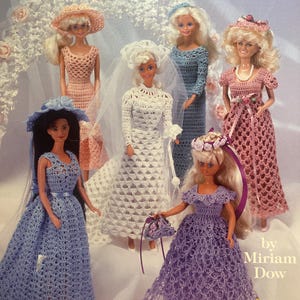 Puede incluir: Una portada de libro con muñecas de moda con vestidos de novia de ganchillo. Las muñecas visten vestidos de ganchillo en blanco, rosa, azul y morado. El texto dice "Fashion Doll Wedding Dresses in thread crochet" por Miriam Dow.