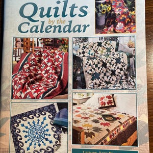Puede incluir: Una portada de libro con el título "Quilts by the Calendar" con 12 diseños de colchas. La portada presenta cuatro diseños de colchas diferentes, incluyendo una colcha roja y blanca, una colcha negra y blanca, una colcha azul y blanca y una colcha marrón y amarilla. El libro está publicado por Leisure Arts y presenta el texto "Leisure Arts Presents The Best of Fons & Porter's For the Love of Quilting."