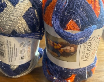 Team Spirt Sashay Rotes Herz 3,5 Unzen, Auswahl: Blau / Grau oder Blau / Orange - Knit Häkelgarn - Neu 97% Acryl 3 Metallic Glitter Sperrgut
