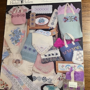 Peut inclure: Divers motifs de broderie au point de croix de style victorien, comprenant des bordures, des marque-pages et des petits sacs. Les motifs présentent des motifs floraux et de papillons aux couleurs pastel, avec le texte "Victorian Borders and Bookmarks".