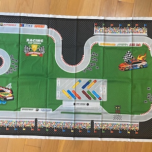 Turbo Speed Race Track - racewagens - 23 x 44" stoffen paneel voor kussen, dekbed, speelkleed enz. - Northcott - Fernanda Motta