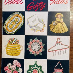 Op de afbeelding: Een vintage haakboekomslag met de titel "Gay and Gifty Ideas". De omslag toont negen verschillende haakprojecten, waaronder een kantklosje, een theepot, een pop en een hanger.