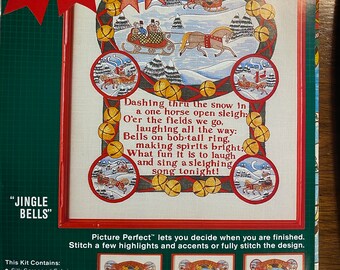 Buon Natale - Jingle Bells - Bucilla Stitchery Ricamo timbrato / Kit Crewel - #82031 Kit cuciture natalizie 14" x 18" - Immagine ecc