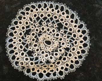 Porta-copos de vidro de crochê de renda vintage circular de 4,25" de diâmetro esbranquiçado com detalhes em azul claro (renda de crochê feita à mão)