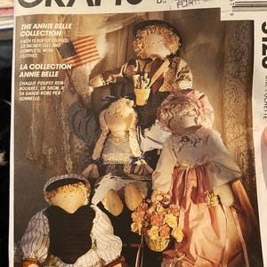 以下が含まれることがあります： マッコールズ・クラフトのパターンで、高さ58cmのドールを3体作ることができます。ドールは、野球のユニフォーム、花かごを持ったドレス、絵筆を持ったドレスなど、さまざまな衣装を着ています。パターンには、ドールと服を作るための説明書が含まれています。