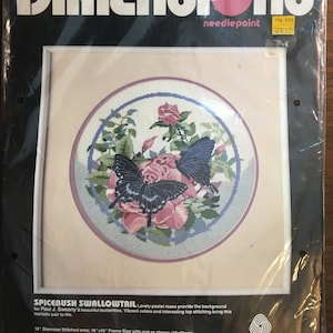 Spicebush Swallowtail - Butterfly - Dimensiones #2399 - Crewel Embroidery Stitchery Kit - Creative Needlepoint Kit - 12&quot; Diámetro (sin abrir)