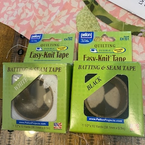 Può includere: Due confezioni di nastro Pellon Easy-Knit per quilting. La confezione a sinistra è bianca e la confezione a destra è nera. Entrambe le confezioni misurano 3,8 cm x 9,1 m.