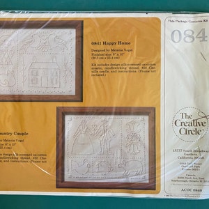 CANDLEWICK Happy Home Kit - Creative Circle 0841 - Kit de costura 1985 - Nuevo - 8&quot; x 10&quot; - Casa, Gato, Cesta Tela preestampada -