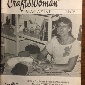 Puede incluir: Una mujer está sentada en una mesa trabajando en un proyecto de crochet. Está rodeada de hilo y otros materiales de artesanía. La portada de la revista dice "Craftswoman Magazine" y "No. 16". El texto "Inside" es visible en la parte inferior de la página. La portada de la revista presenta el texto "10 Tips for Better Product Photography, Making TIME Work for You, Planning & Producing Your First Craft Show."