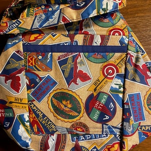 Sac à main / Tote / petit sac à dos - Cousu à la main - Doublé de poches zippées à l’intérieur et de poches à l’extérieur 11 « x 12 » Impression du logo d’avion