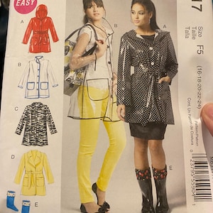 Op de afbeelding: McCall's naaipatroon M6517 met verschillende regenjasontwerpen. Het patroon bevat opties voor een rode regenjas met capuchon, een witte jas, een jas met zebraprint en een gele trenchcoat. Maat F5, geschikt voor maten 16-24.