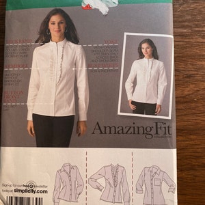 Misses / Women&#39;s Blouse / Shirt Simplicity  2339 Pattern  Pick Size 6 to 14 or 14 to 22 - 2010 - Front Button Closure - Basic Pattern