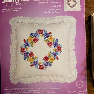 CANDLEWICKING Bordado &quot;Pansies&quot; &quot;Flores &quot; ALMOHADA (14&quot; x 14&quot;) Kit Janlynn #004-0784 - Vintage - 2004 - listo para terminar - nuevo