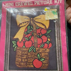 Mini Crewel Embroidery Kit Cesta de Manzanas, 1975 Vogart #928E - Creative Crewel Kit - Nuevo Sin abrir
