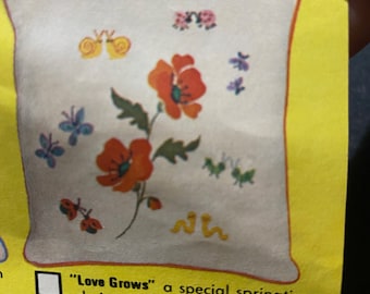 L'amore cresce i fiori Bucilla Crewel Kit di ricamo #38024 - Kit cuscini 14" - Non aperto - 1975 - Cotone stampato pronto per il ricamo