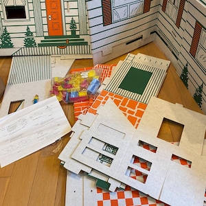 Kit de casa de muñecas - Cartón Carol Wright Pedido por correo - Nunca se ensambla - Con muebles y persona de plástico - 17" x 30" x 20" de alto