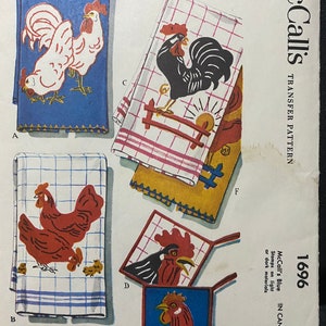 Pode incluir: Um padrão de transferência McCall's para aplicar galinhas em toalhas de cozinha e pegadores de panela. O padrão é para um galo e uma galinha em um fundo azul, um galo em um fundo xadrez vermelho e branco, um galo e uma galinha em um fundo xadrez azul e branco, e dois galos em um fundo xadrez azul e branco. O padrão custa 35 centavos nos Estados Unidos e 40 centavos no Canadá.