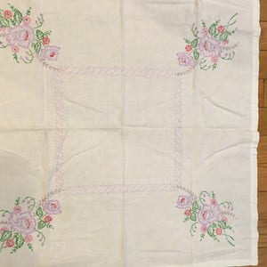 Mano bordado Vintage TABLE CLOTH / COVER - 33&quot; Cuadrado Off-White Linen con flores bordadas - Púrpura / Rosa